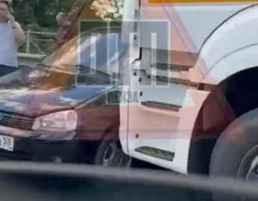 На окраине Пензы фура врезалась в Калину