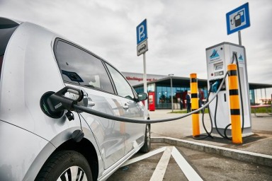 Правительство РФ обязало устанавливать на АЗС электрозарядные станции мощностью не менее 44 кВт