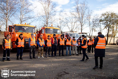 В благовещенский ГСТК приняли на работу водителя самосвала, дорожного рабочего и машиниста автовышки