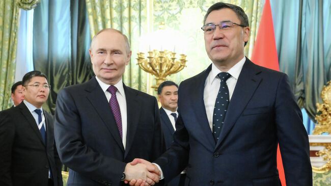 Путин поздравил Жапарова с 25-летием подписания декларации о союзничестве