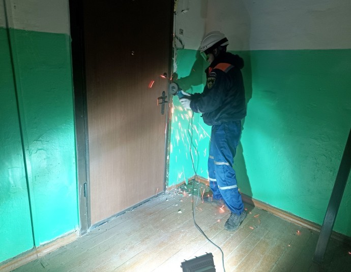 В Пензе спасатели вскрыли квартиру на улице Володарского