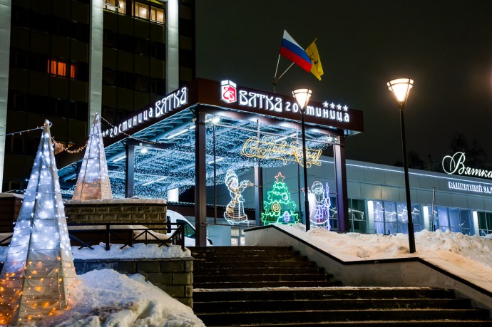 Праздничное убранство Ленинского района: гостиница «Вятка» — победитель новогоднего конкурса