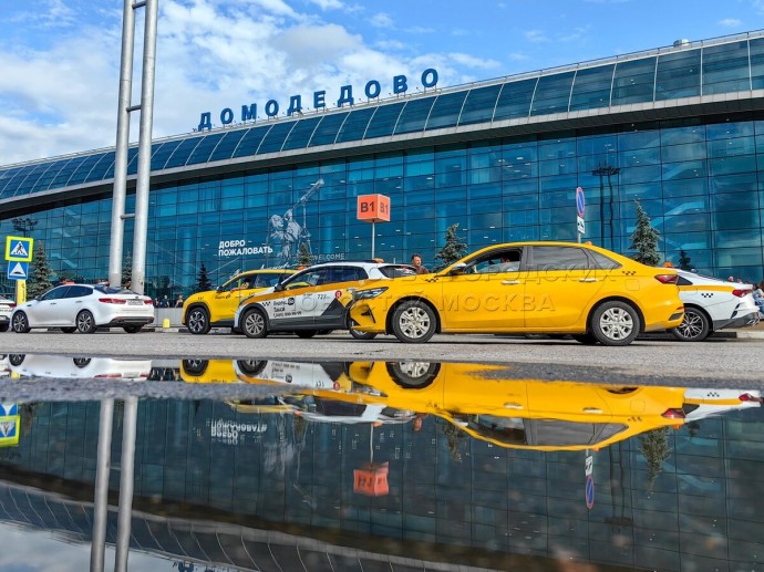 Более 80 нарушений новых правил такси выявили в аэропортах Подмосковья с августа