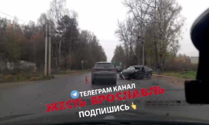 В Ярославле иномарка столкнулась с мусоровозом