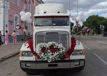 В Приамурье молодожены приехали в ЗАГС на фуре