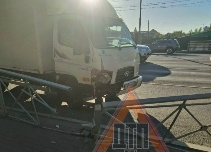 В пензенской Терновке фургон протаранил дорожное ограждение