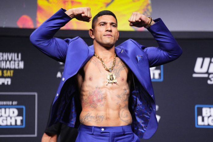 Известный российский тренер назвал Алекса Перейру настоящим чемпионом Известный российский тренер назвал Алекса Перейру настоящим чемпионом