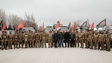 Народный фронт передал бойцам 10 внедорожников
