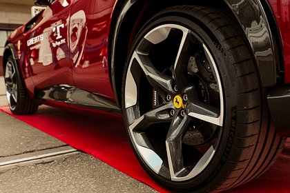 Папа Римский получил подарок от «Феррари» Папа Римский получил подарок от «Феррари»