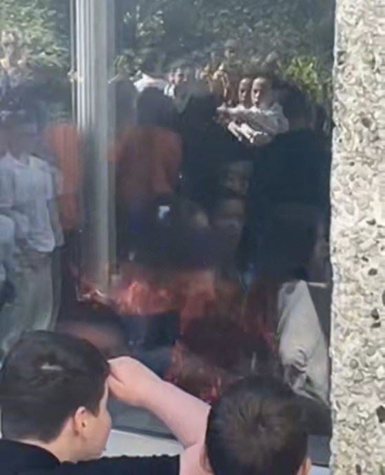 Телефон ученика взорвался в раздевалке: школу охватил пожар Телефон ученика взорвался в раздевалке: школу охватил пожар