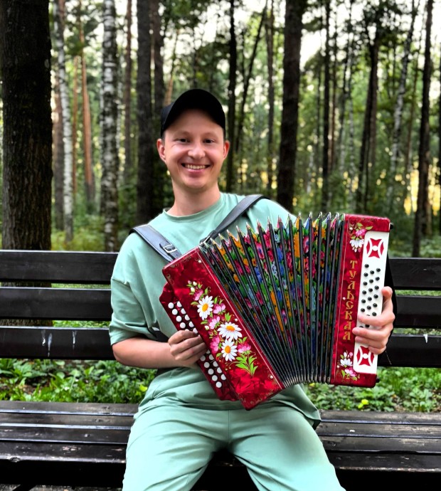 Из дубайской тюрьмы в костромские гармонисты: как сейчас живет скандально известный коуч Артем Маслов