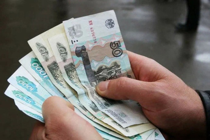 Стало известно, какие выплаты вырастут вслед за МРОТ