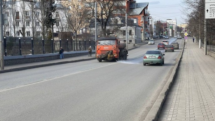 Кировские улицы поливают и пылесосят
