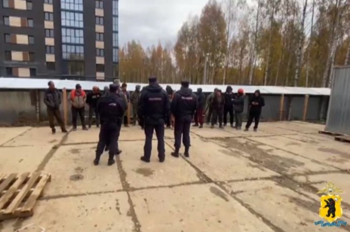 На стройплощадке в Ярославле задержали 13 мигрантов-нарушителей