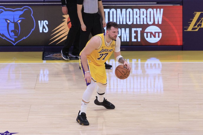 43 очка Дончича не спасли «Лейкерс» от поражения в матче с «Голден Стэйт» 43 очка Дончича не спасли «Лейкерс» от поражения в матче с «Голден Стэйт»