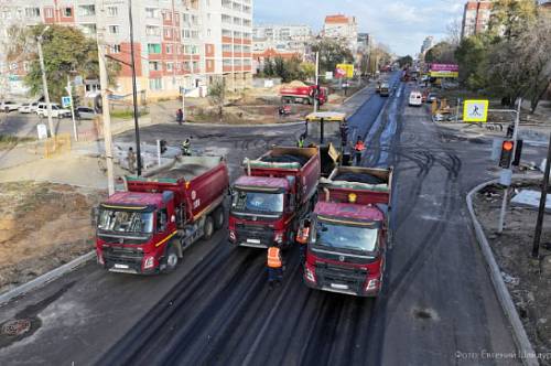 Верхний слой асфальта начали укладывать на Горького между Калинина и Мухина Верхний слой асфальта начали укладывать на Горького между Калинина и Мухина
