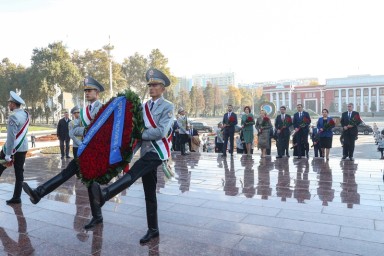 Парламентарии стран СНГ возложили цветы к памятнику Исмоилу Сомони в Душанбе