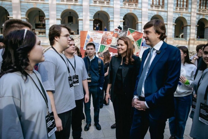 Сергей Кравцов и Анастасия Ракова посетили форум колледжей в Москве