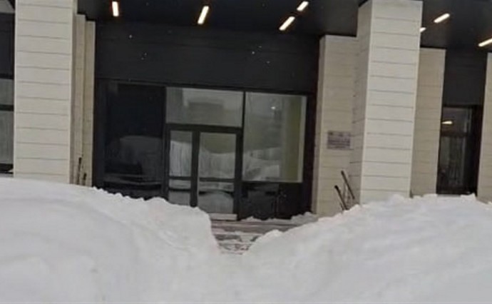 В Южно-Сахалинске мужчина на коляске не смог попасть в поликлинику из-за нечищеной дороги