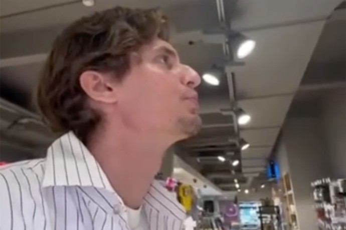 Молодого человека шокировала вода для утюга в московском супермаркете