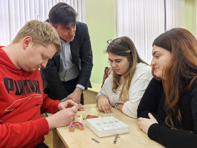 Новгородские студенты узнали, для чего создаются 3D-модели челюстей пациентов
