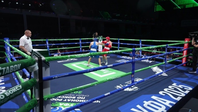 В Уфе Андрей Назаров поздравил победительниц чемпионата по женскому боксу