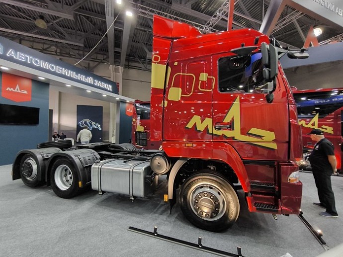 МАЗ представил в Москве новый седельный тягач МАЗ-64102L с колёсной формулой 6x2 МАЗ представил в Москве новый седельный тягач МАЗ-64102L с колёсной формулой 6x2