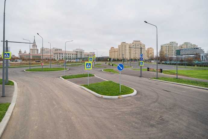 На территории кластера «Ломоносов» появились удобные тротуары и энергоэффективные фонари