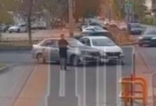 На Западной поляне в Пензе столкнулись две Лады, движение осложнено