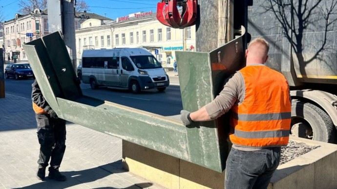 На проспекте Ленина в Туле убирают защитные коробы, в которых растут липы