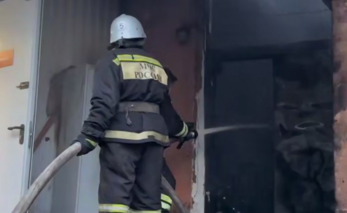В Курске на улице Союзной сгорело подсобное помещение продуктового магазина