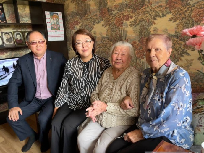 В Улан-Удэ труженицу тыла поздравили с 95-летием