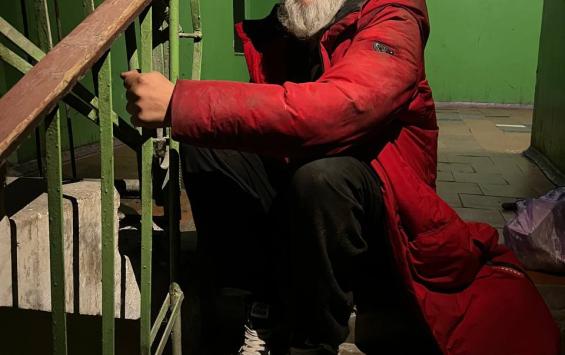 В Курске волонтёры помогли мужчине, который долгое время жил в подъезде