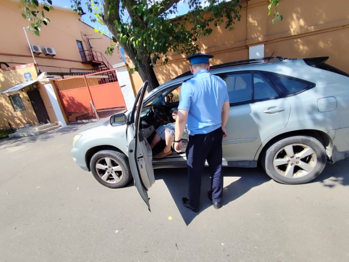 Петербуржец заложил драгоценности, чтобы выплатить долг по алиментам и не лишиться машины