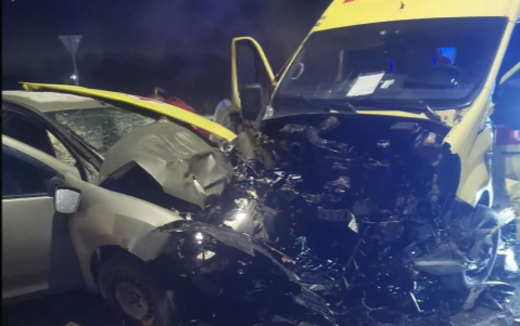 В Тульской области в лобовом столкновении с машиной скорой помощи погибла женщина