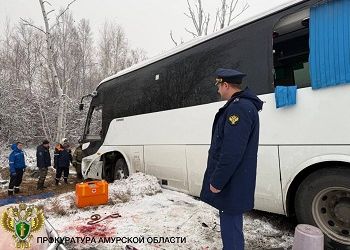 Спасатели деблокировали пострадавших в ДТП с автобусом в Приамурье Спасатели деблокировали пострадавших в ДТП с автобусом в Приамурье
