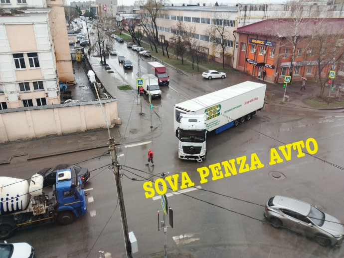 В Пензе столкнулись легковушка и фура, две улицы стоят в пробке
