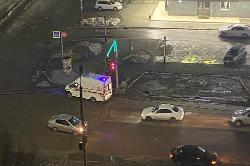 Очевидцы: в Благовещенске на перекрестке сбили человека