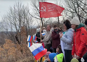 Сотрудники Бурейской ГЭС подняли Знамя Победы на самую высокую сопку округа