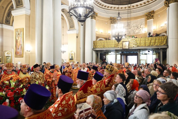 Александр Беглов поздравил митрополита Варсонофия, духовенство и петербуржцев с праздником Пасхи в Александро-Невской лавре