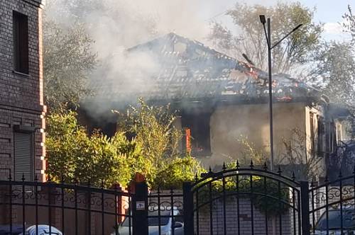 В Благовещенске в районе Горького — Комсомольской загорелся дом