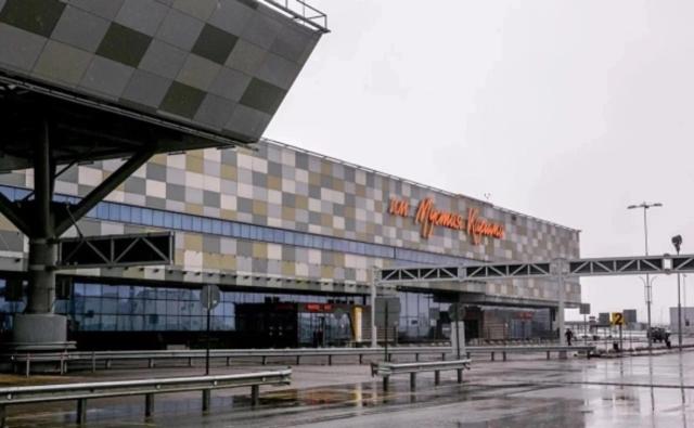 Самолет из Баку экстренно сел в Уфе из-за больного пассажира Самолет из Баку экстренно сел в Уфе из-за больного пассажира