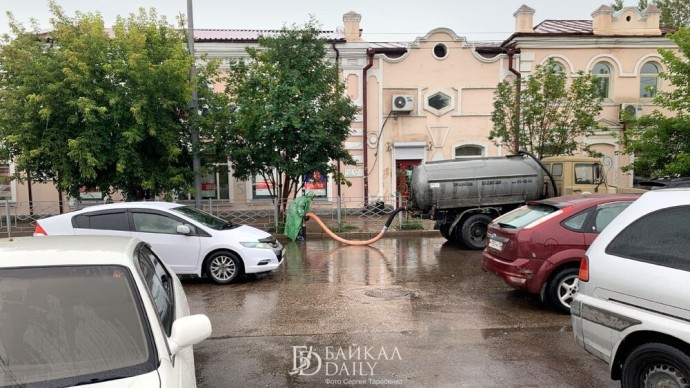 В столице Бурятии после дождей откачивают воду с улиц