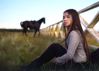 Амурская школьница спела «Коня» на китайском языке