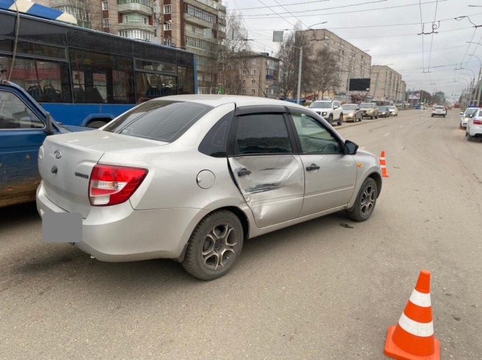 В Кирове на Московской столкнулись «Скания» и «Гранта»