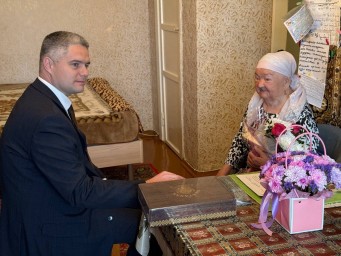 Глава района Уфы поздравил блокадницу с 90-летним юбилеем