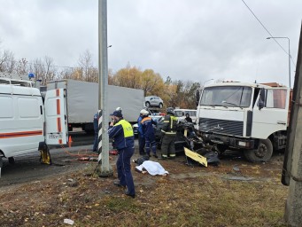 Обнародованы ужасающие фото с места автокатастрофы с тремя погибшими на трассе в Пензе