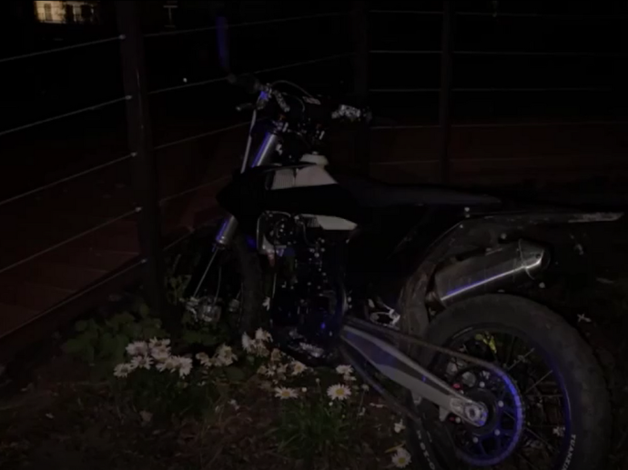 Подросток на мотоцикле врезался в мост в пешеходной зоне парка в Белгороде