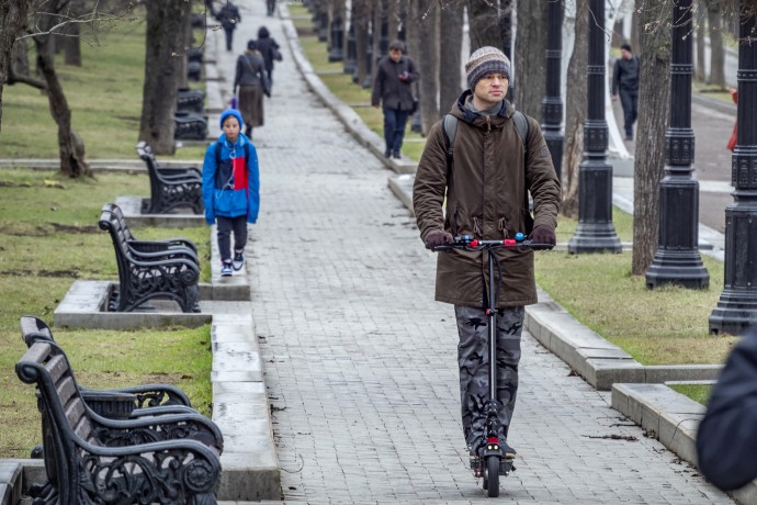В РФ обсуждают запрет езды на электросамокатах по тротуарам