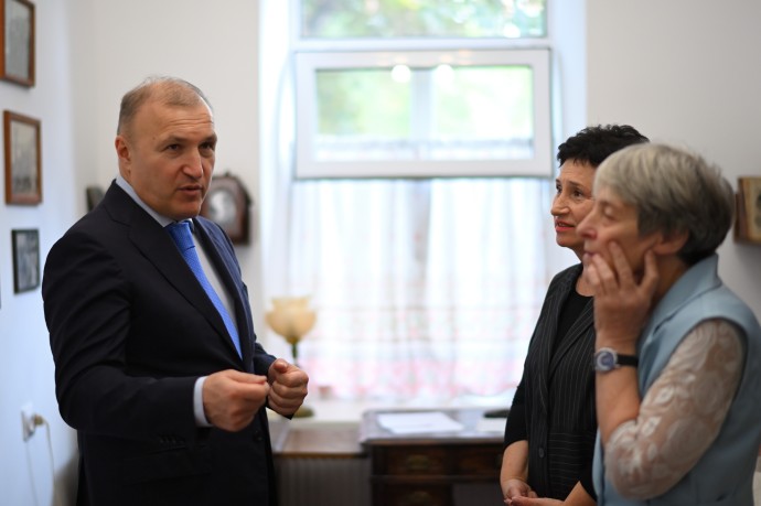 Мурат Кумпилов в 129-й день рождения писателя Евгения Шварца посетил его дом в Майкопе и обсудил инициативы по сохранению творческого наследия знаменитого земляка